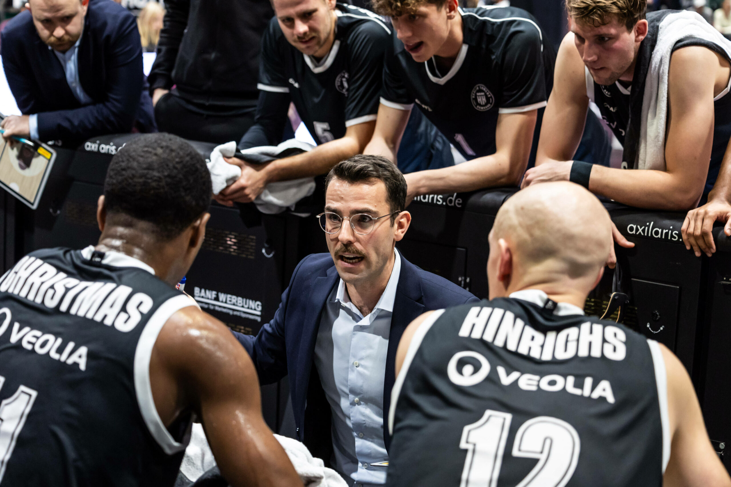 Towers-Trainer Barloschky spricht mit seinen Spielern in einer Auszeit in Chemnitz