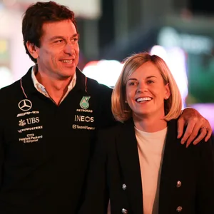 Susie Wolff im Arm von Toto Wolff.