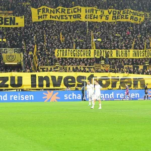 Plakat gegen den DFL-Deal auf der Südtribüne beim BVB.