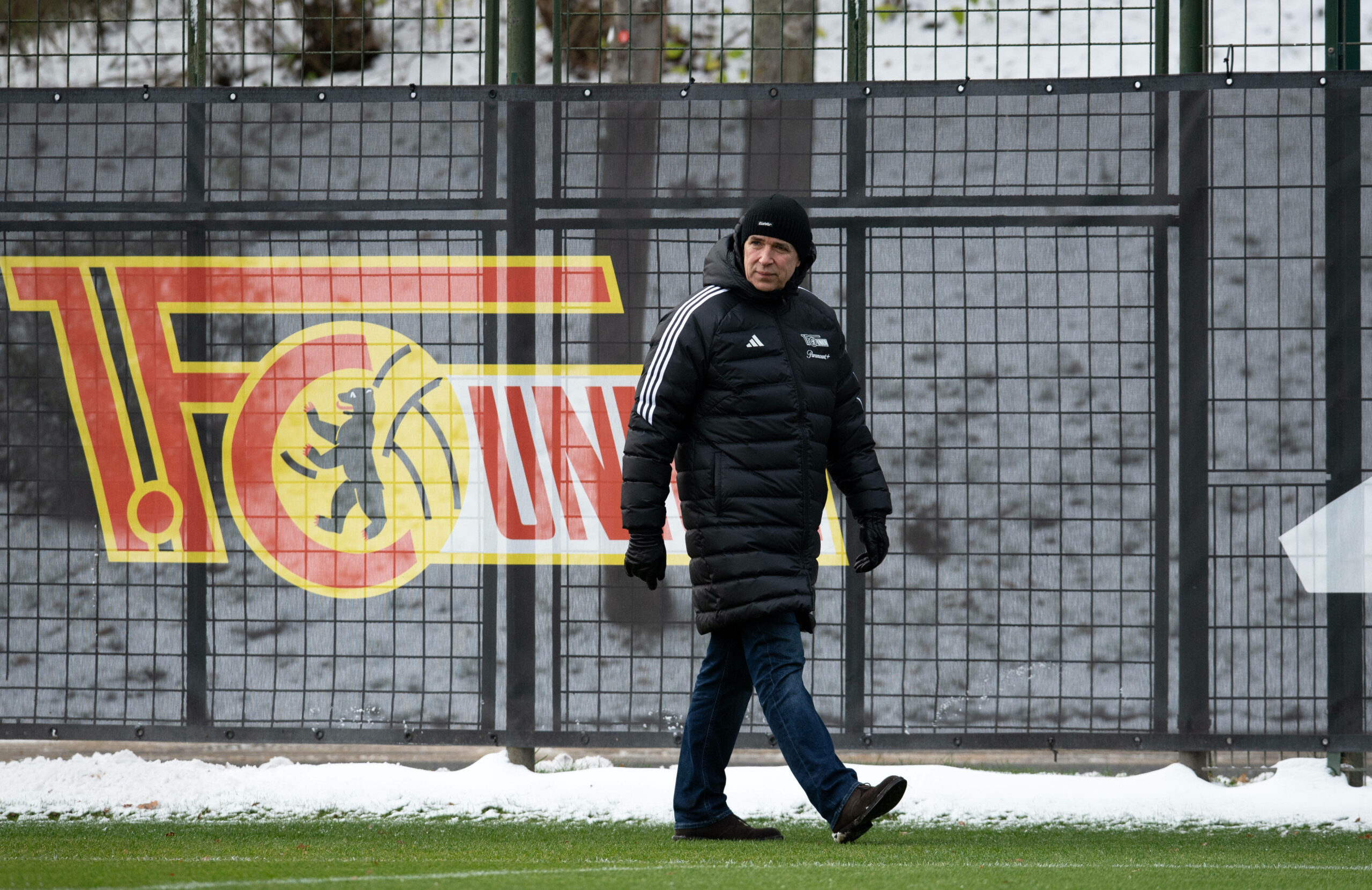 Union-Präsident Dirk Zingler guckt beim Training von Union Berlin zu