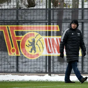 Union-Präsident Dirk Zingler guckt beim Training von Union Berlin zu