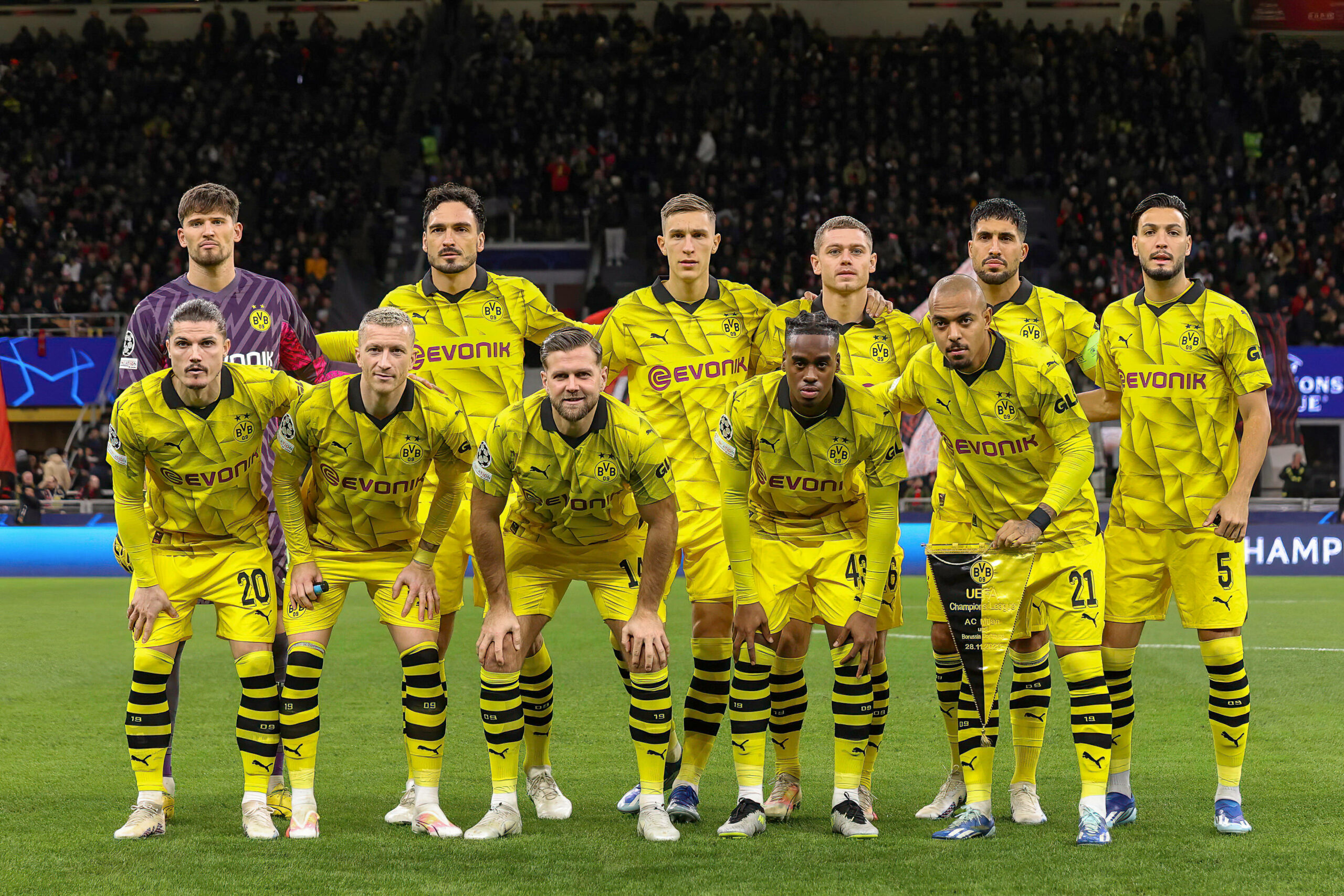 Die Startelf des BVB vor dem Champions League-Spiel in Mailand beim obligatorischen Teamfoto