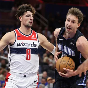 Franz Wagner schirmt den Ball im Spiel gegen die Washington Wizards ab.