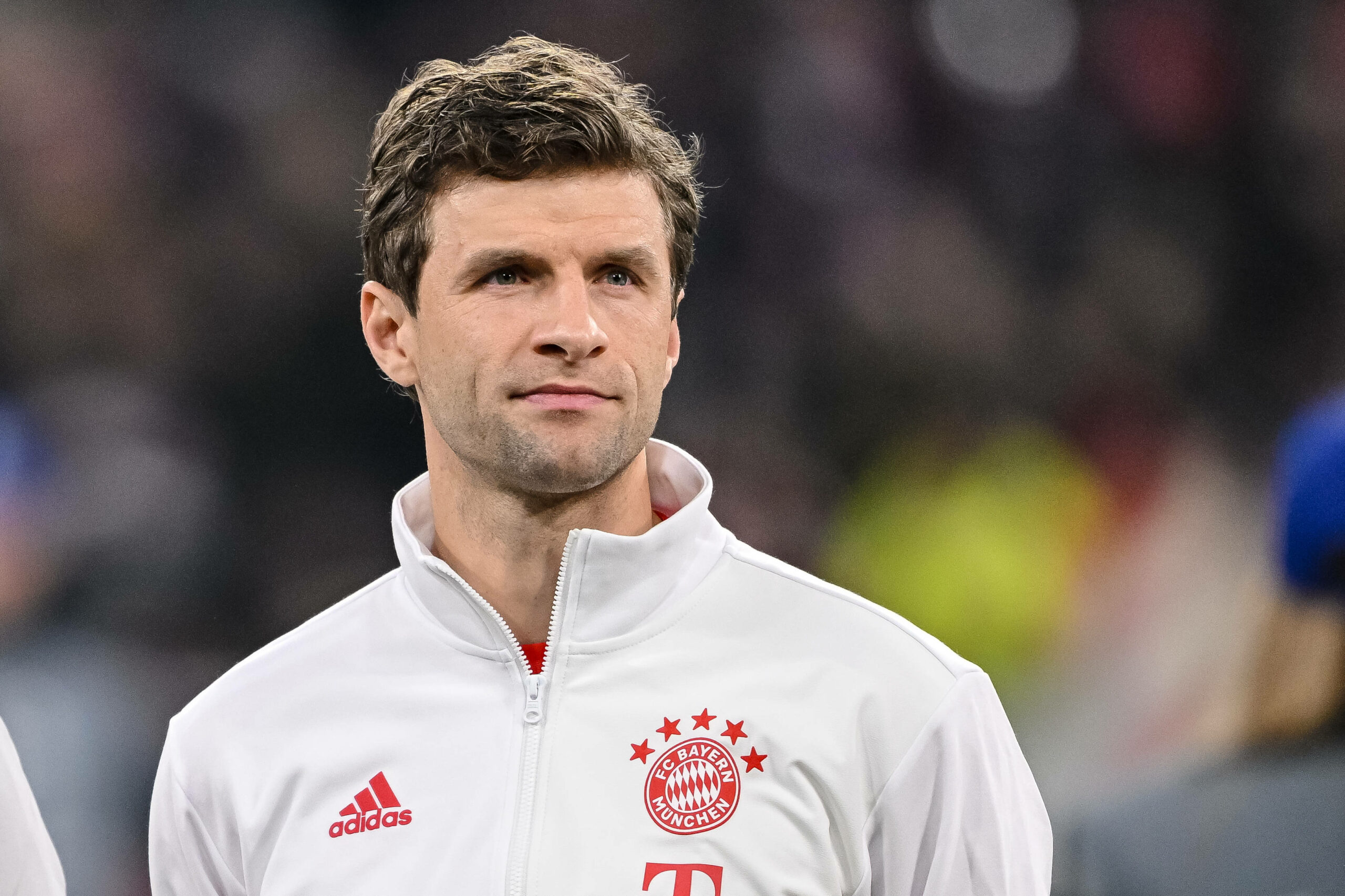 Thomas Müller in Bayern-Trainingsjacke vor Spielbeginn.