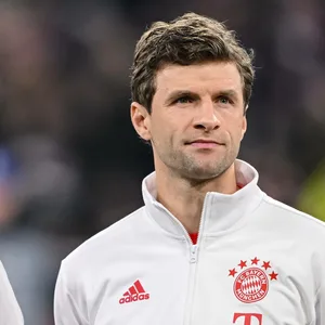 Thomas Müller in Bayern-Trainingsjacke vor Spielbeginn.