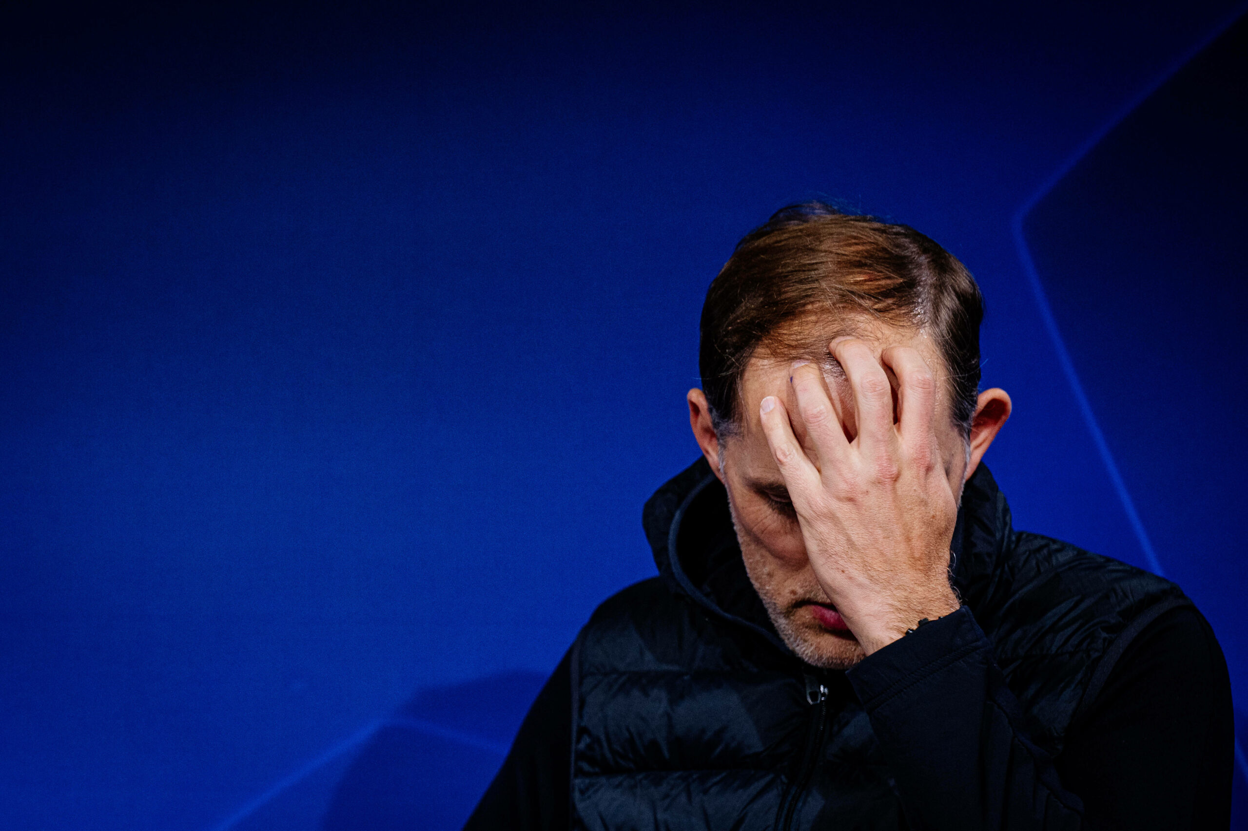 Thomas Tuchel greift sich ins Gesicht.