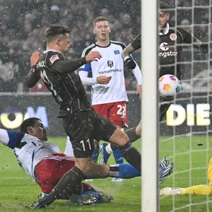 Johannes Eggestein und Marcel Hartel (St. Pauli) verpassen Treffer gegen Daniel Heuer Fernandes (HSV)