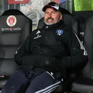 Tim Walter grinst am Millerntor