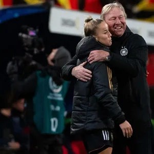 Giulia Gwinn und Horst Hrubesch