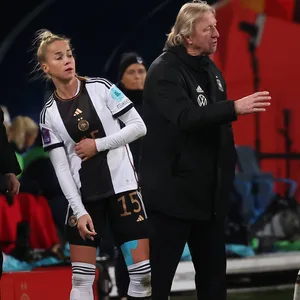 Horst Hrubesch mit deutschen Nationalspielerinnen