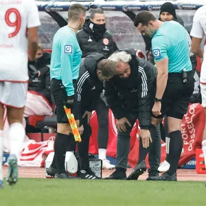 Schiedsrichter Richard Hempel verletzt sich