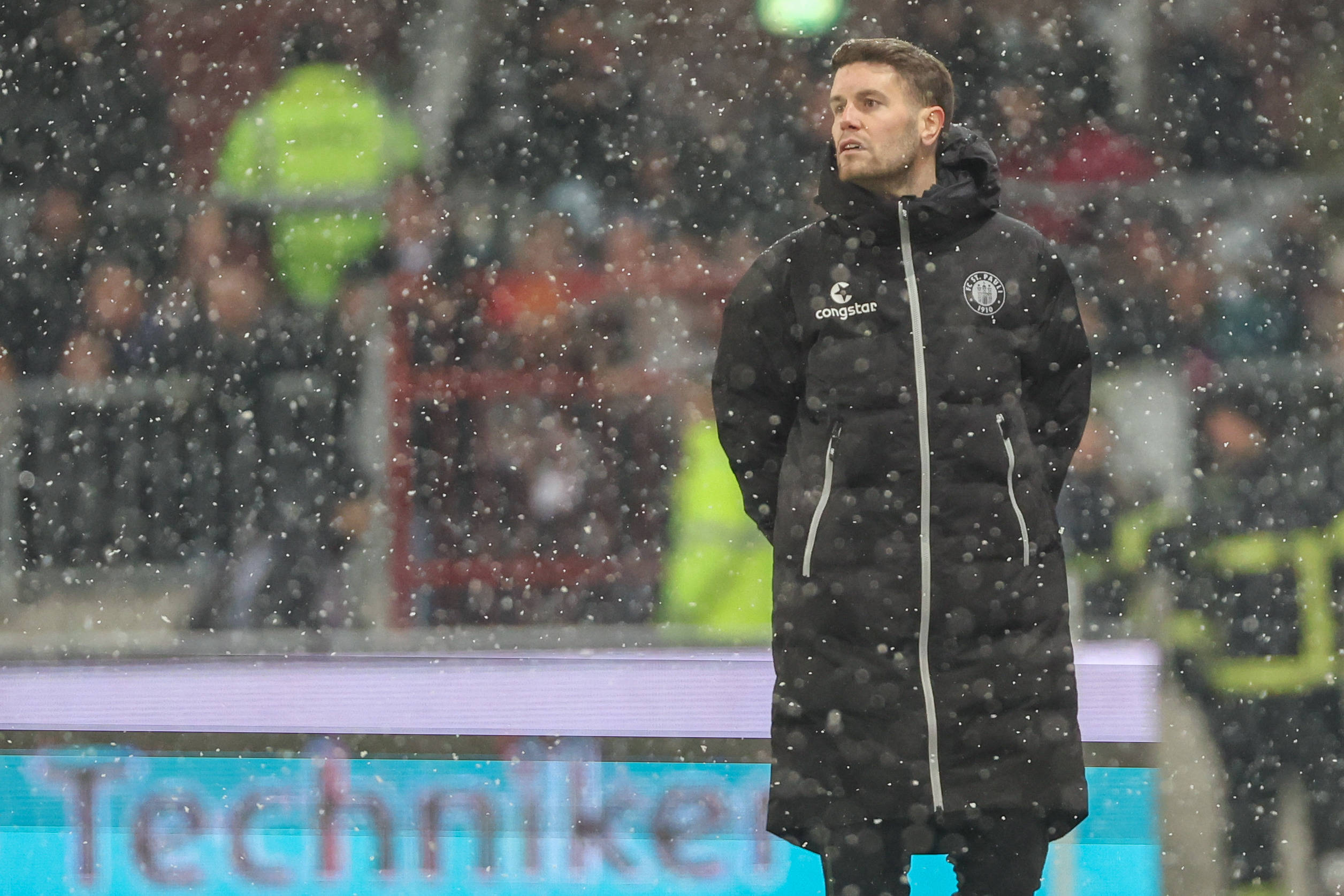 Fabian Hürzeler, Trainer des FC St. Pauli, im Spiel gegen den HSV