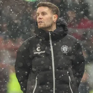 Fabian Hürzeler, Trainer des FC St. Pauli, im Spiel gegen den HSV