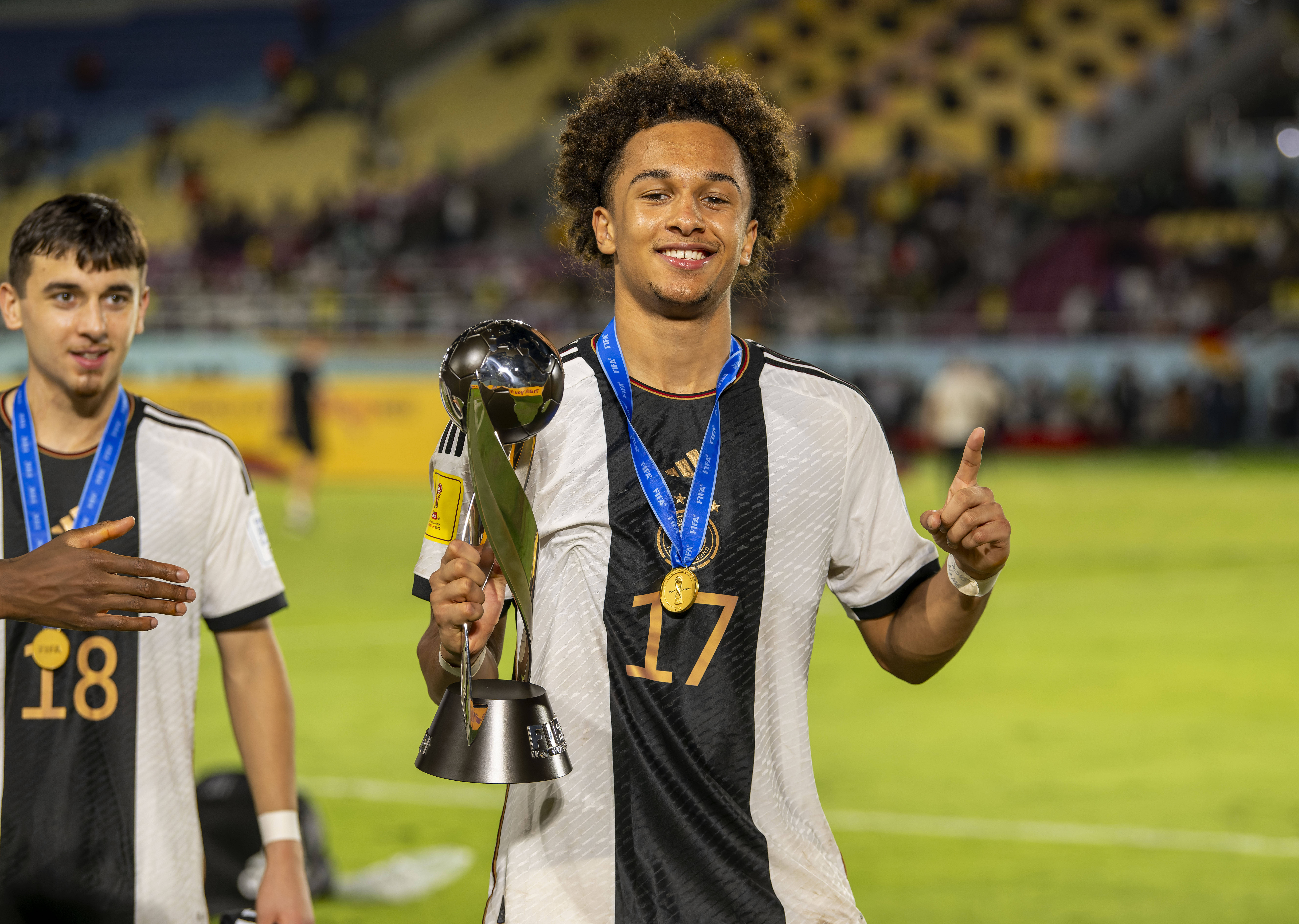 Eric da Silva Moreira mit dem WM-Pokal der U17