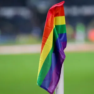 Regenbogenflagge als Eckfahne