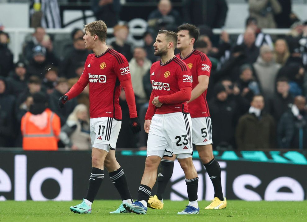 Manchester Uniteds Spieler verlassen nach der jüngsten Pleite gegen Newcastle enttäuscht den Platz.