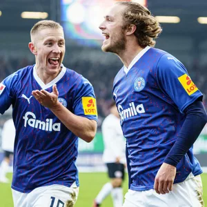 Lewis Holtby (l.) und Fiete Arp (r.) jubeln