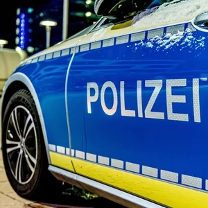 Aufnahme eines Polizeiwagens bei Nacht