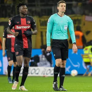 Daniel Siebert im Spiel Bayer Leverkusen gegen den BVB