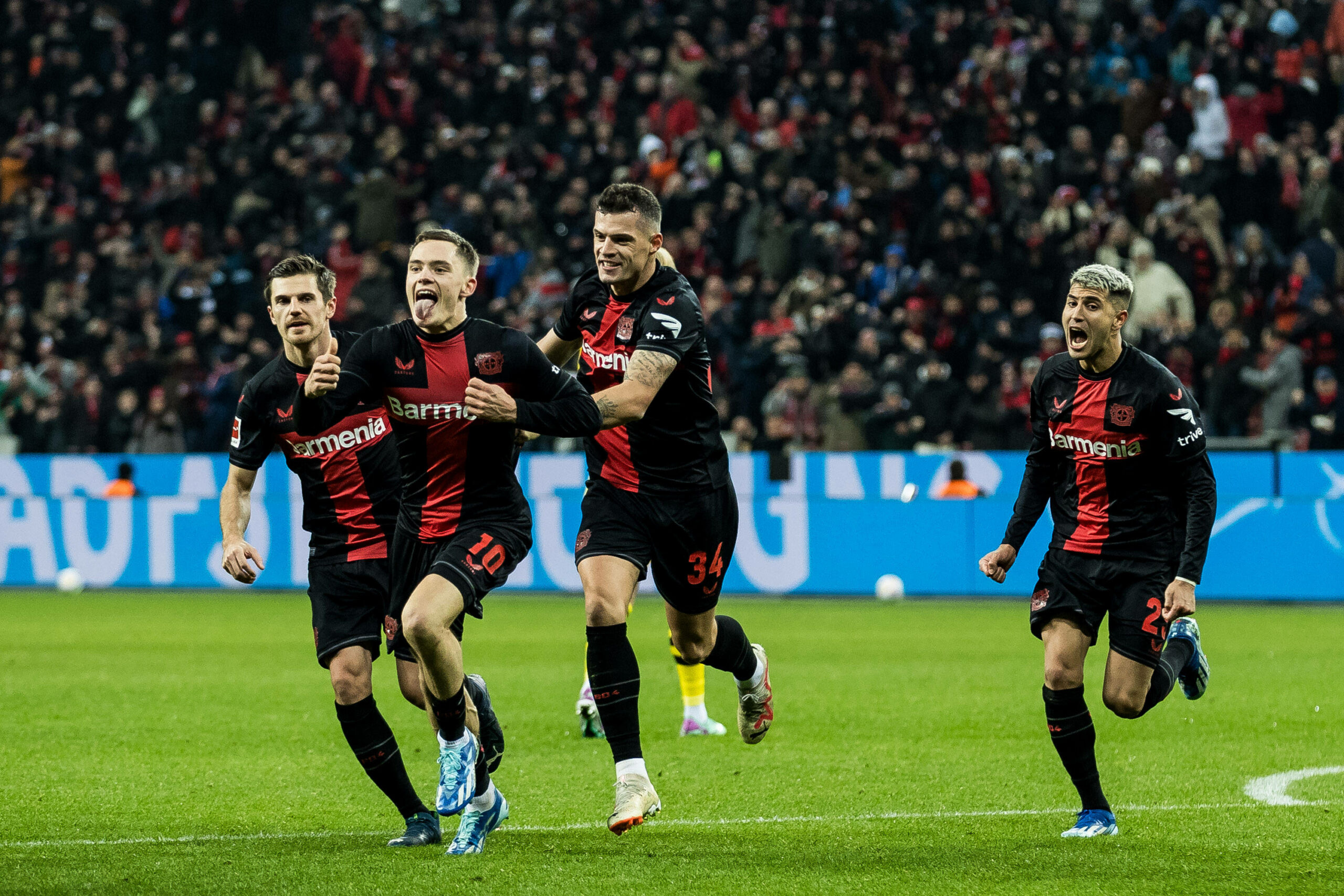 Spieler von Bayer Leverkusen bejubeln vermeintliches Tor durch Florian Wirtz