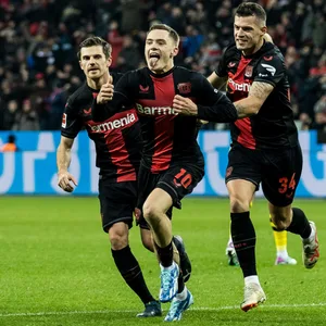 Spieler von Bayer Leverkusen bejubeln vermeintliches Tor durch Florian Wirtz