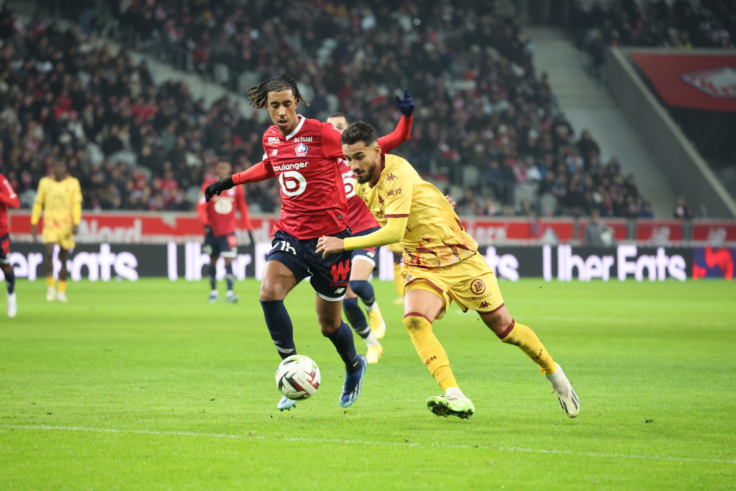 Leny Yoro (OSC Lille) gegen Simon Elisor (FC Metz)