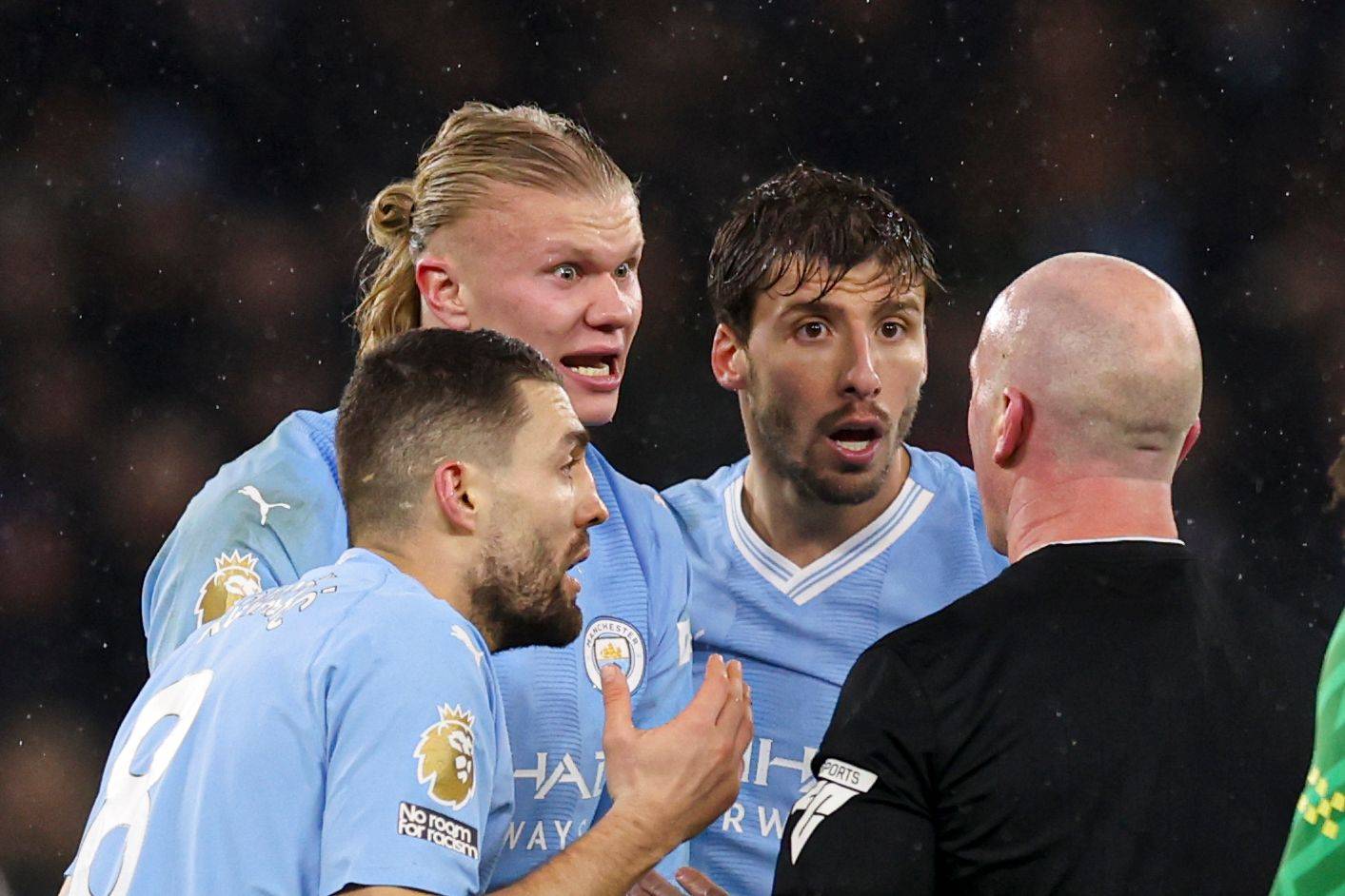 Erling Haaland (Manchester City) diskutiert wütend mit Schiedsrichter