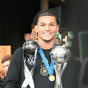 Paris Brunner mit WM-Pokal und der Trophäe für den besten Spieler des Turniers