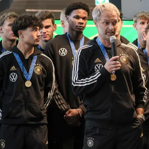 Christian Wück mit deutscher U17-Nationalmannschaft am Frankfurter DFB-Campus