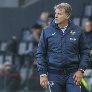Hellas Verona Trainer Marco Baroni an der Seitenlinie.