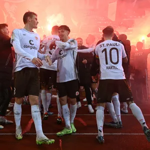 Vor den Fans und der Pyro-Show feiern die St. Pauli-Profis.