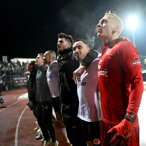 Sascha Burchert feierte nach der Partie in Homburg mit der Mannschaft und den Fans.
