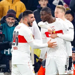 Serhou Guirassy jubelt mit seinen Mitspielern.