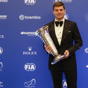 Max Verstappen mit der WM-Trophäe