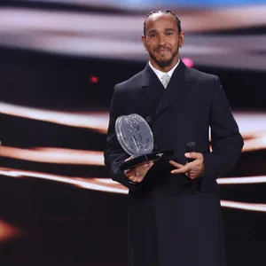 Lewis Hamilton mit der FIA-Trophäe