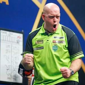 Michael van Gerwen ballt die Fäuste und jubelt.