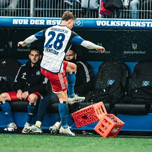 Miro Muheim tritt gegen die Getränkekisten, daneben steht Trainer Tim Walter