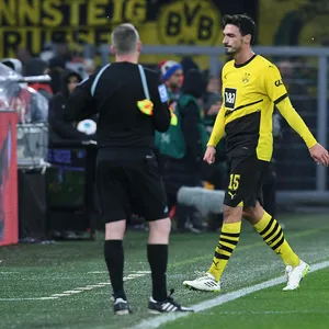 Mats Hummels trottet nach seiner Roten Karte vom Platz.