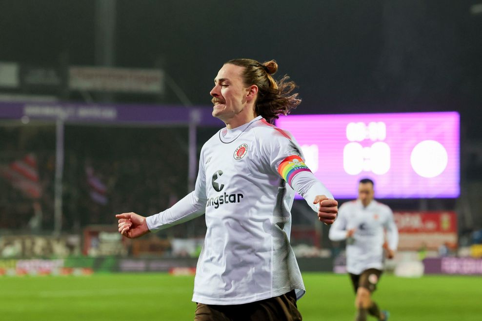 Jackson Irvine jubelt über sein frühes Führungstor in Osnabrück.