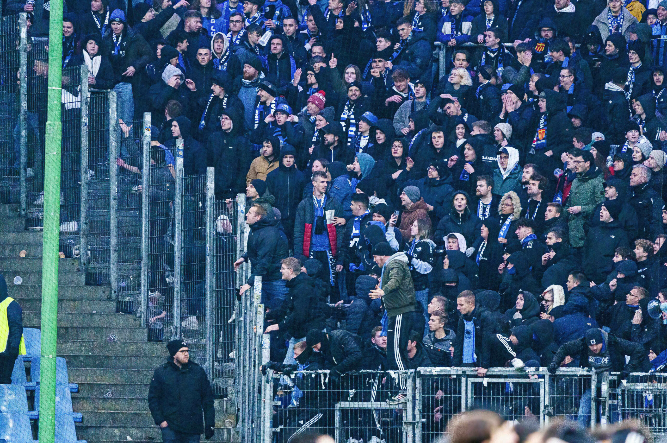 Fans des SC Paderborn im Volksparkstadion