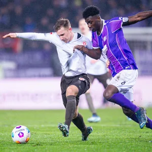 Johannes Eggstein und Maxwell Gyamfi im Zweikampf