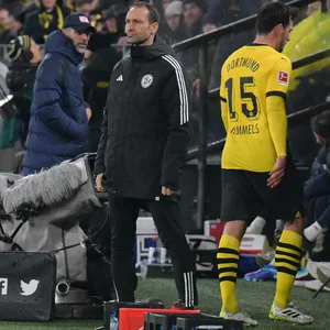 Mats Hummels, während er das Spielfeld verlässt