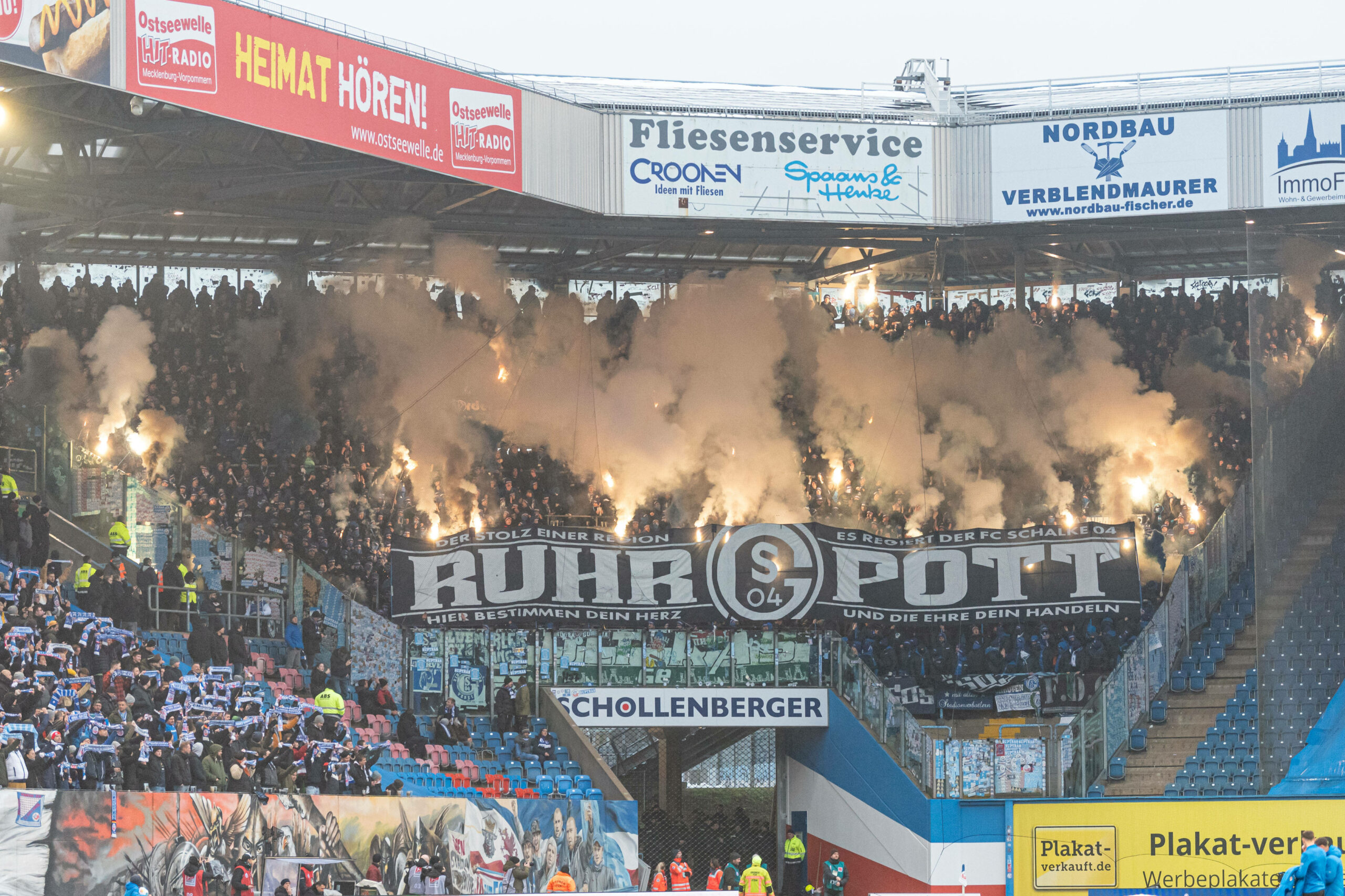 Gästeblock des FC Schalke 04 in Rostock