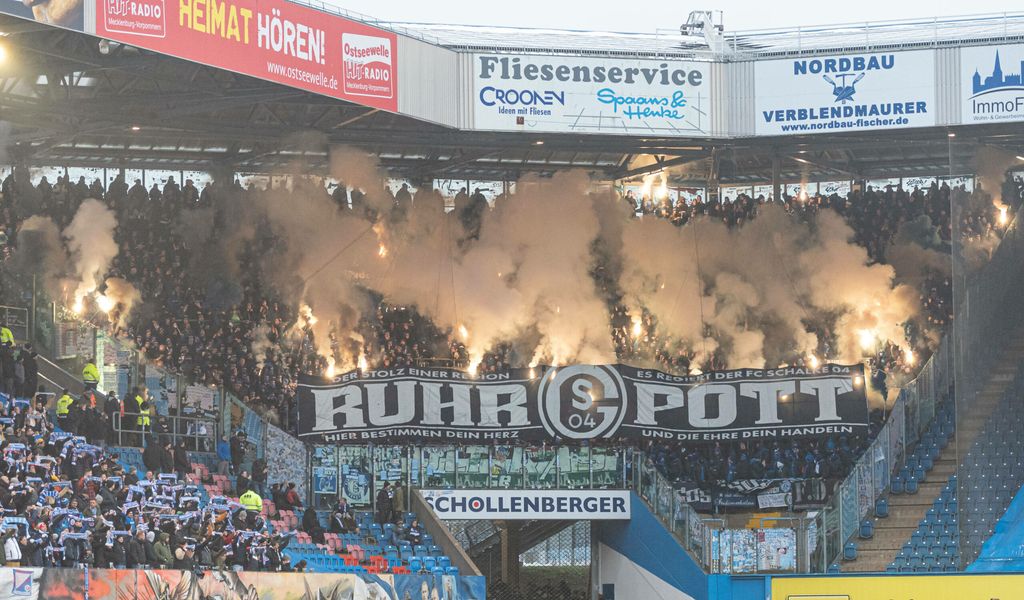 Eklat auf der Tribüne! Spiel in Rostock unterbrochen – Polizei stürmt Fanblock