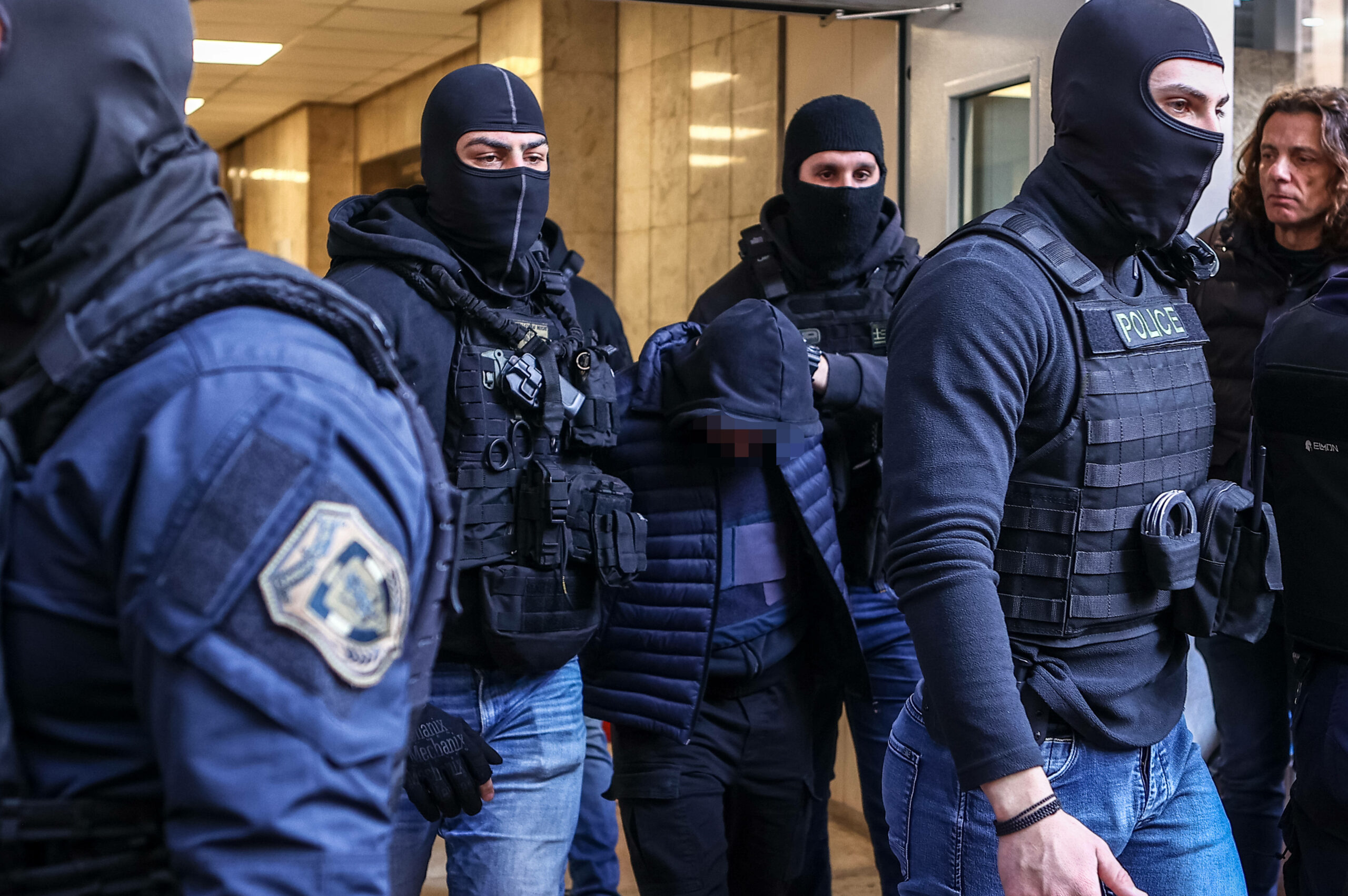 Griechische Polizisten haben 18-Jährigen inhaftiert