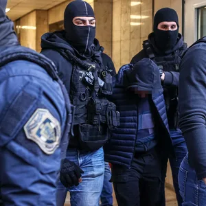 Griechische Polizisten haben 18-Jährigen inhaftiert