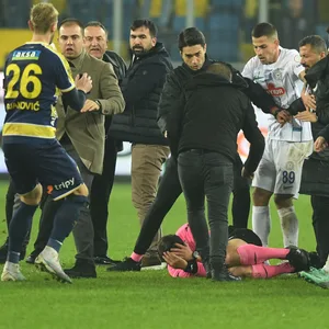 Halil Umut Meler wird von Ankaragücü-Chef Faruk Koca und weiteren Personen attackiert