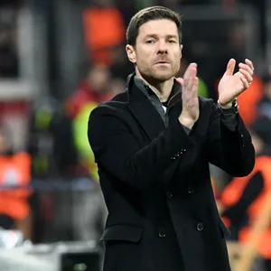 Leverkusens Trainer Xabi Alonso applaudiert an der Seitenlinie.