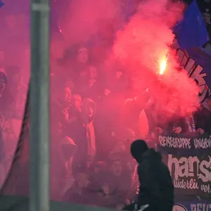Hansa-Fans zünden Pyrotechnik in Paderborn