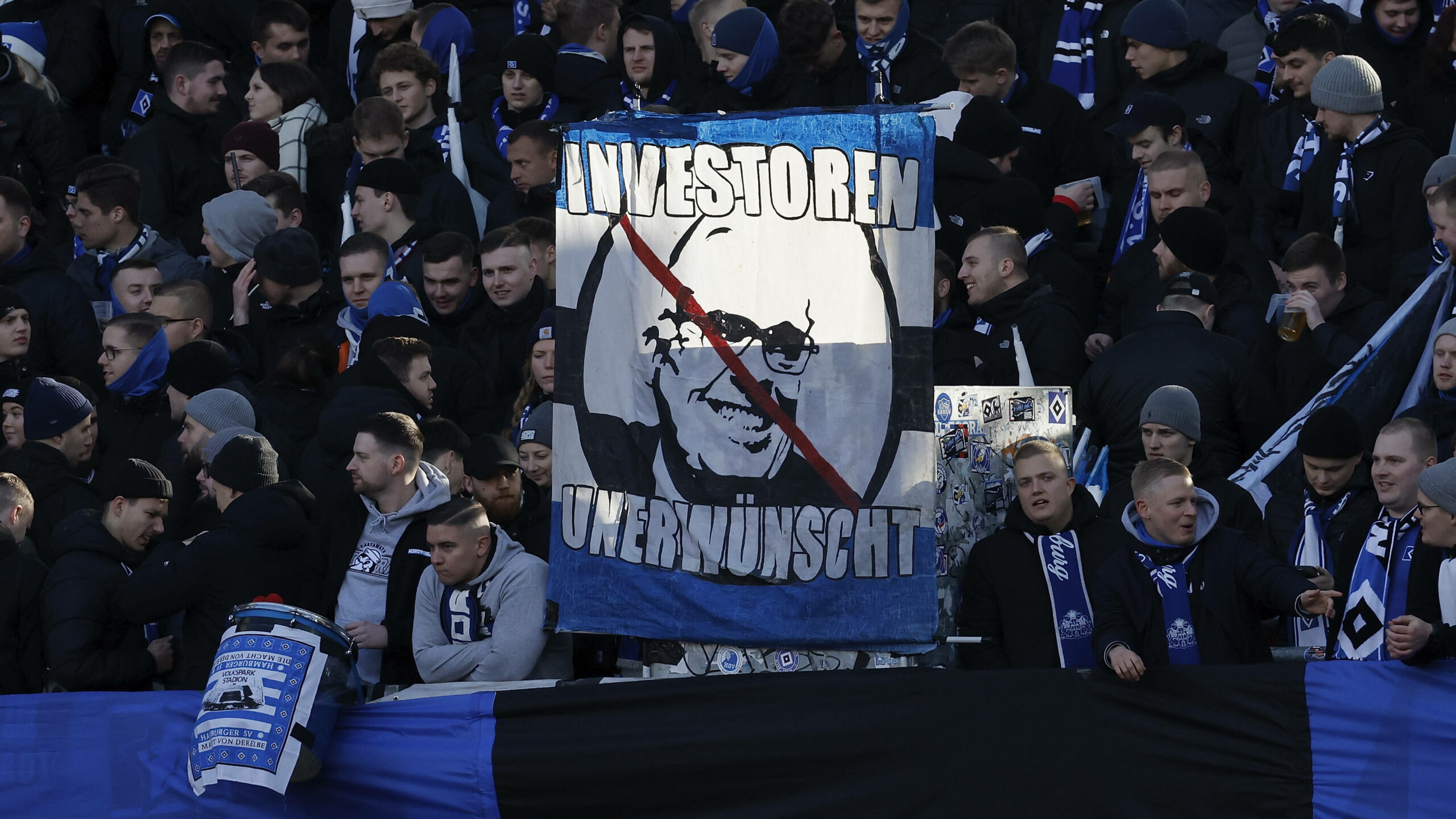 HSV-Fans protestieren mit einem Banner gegen Investoren